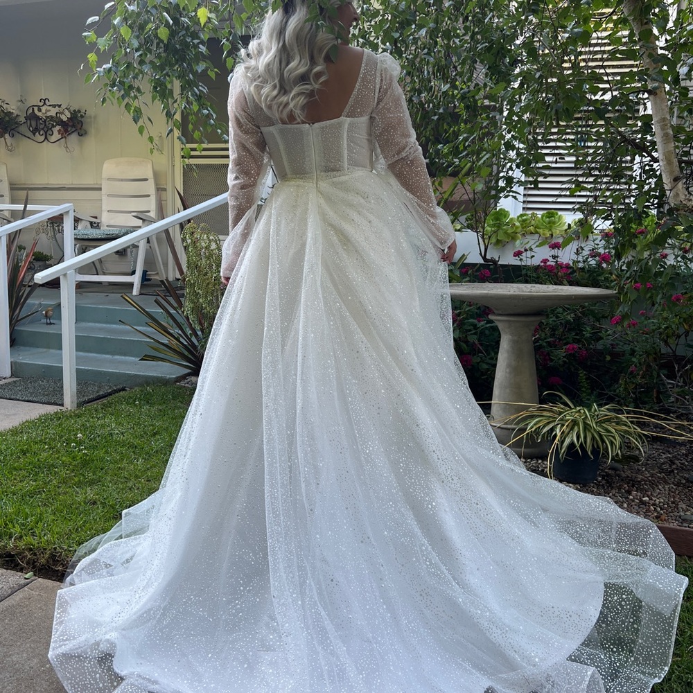 Elegant White Sparkle bridal ball gown with long sleeves and train - Picture 8 of 8